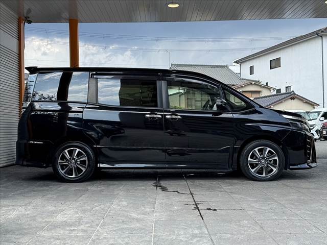 Toyota Voxy 11