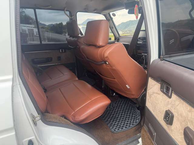 Toyota Land Cruiser 60 12