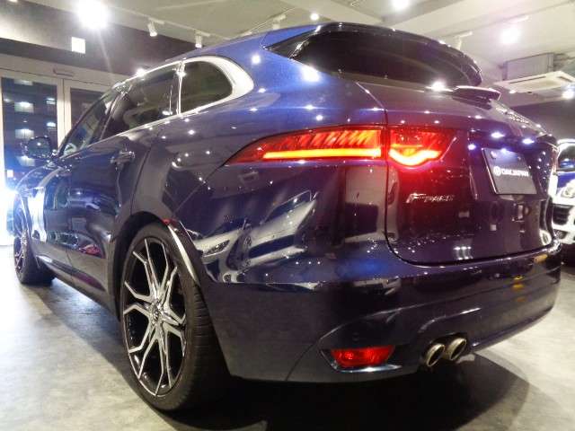 Jaguar F-Pace 12