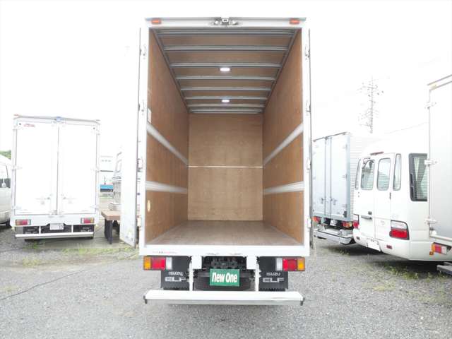 Isuzu Elf 7