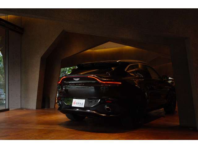 Aston Martin DBX 4