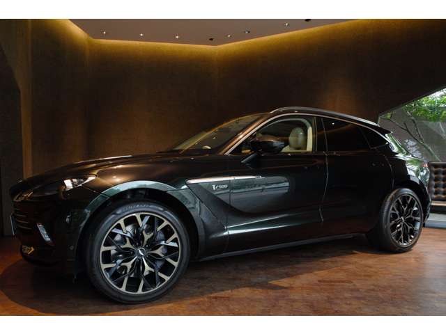 Aston Martin DBX 5