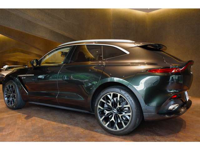 Aston Martin DBX 6