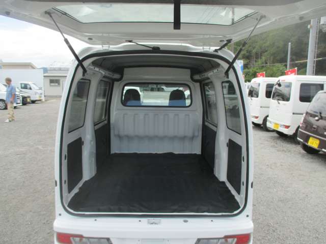 Daihatsu Hijet Cargo 6