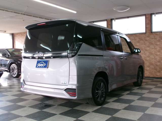 Toyota Voxy 3