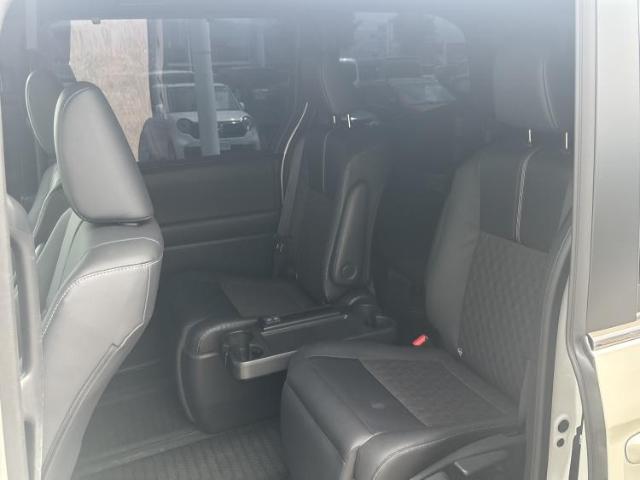 Toyota Noah 8