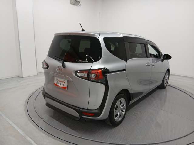 Toyota Sienta 4