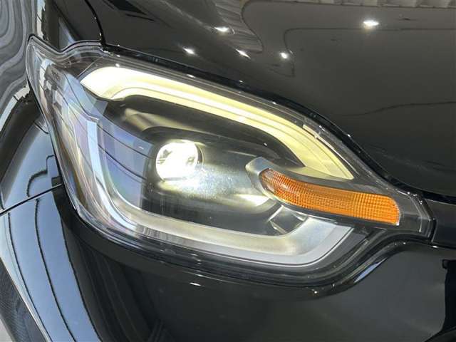 Toyota Sienta 4