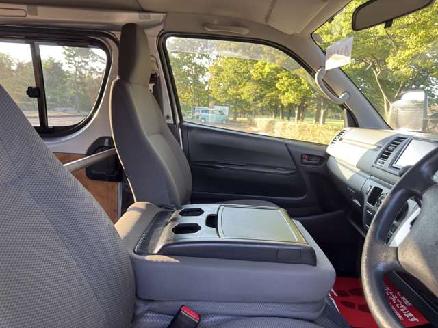 Toyota Hiace Van 12