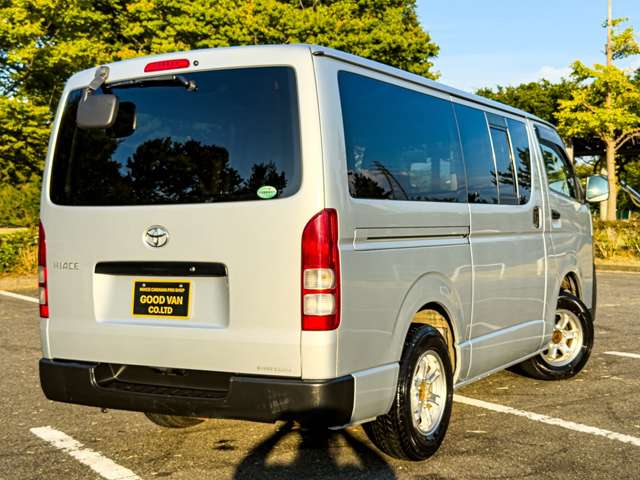 Toyota Hiace Van 4