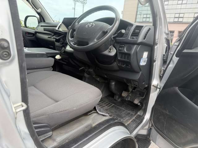 Toyota Hiace Van 6