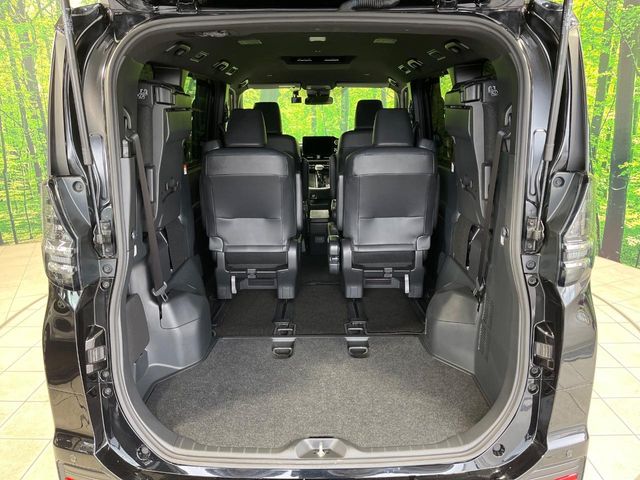 Toyota Voxy 11