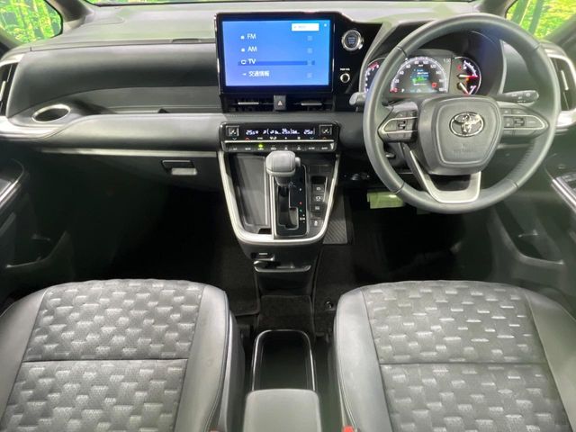 Toyota Voxy 2