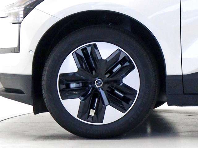 Volvo EX30 8