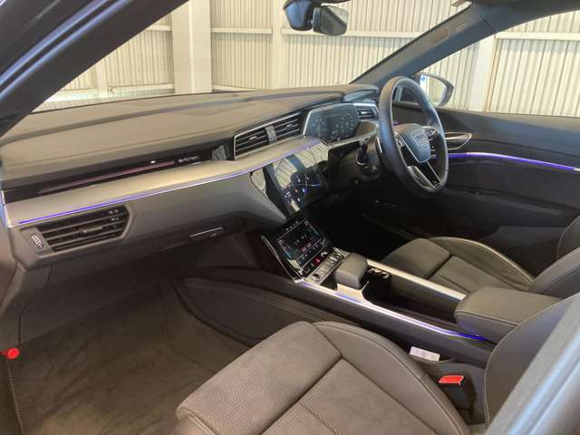 Audi Q8 e-tron 11