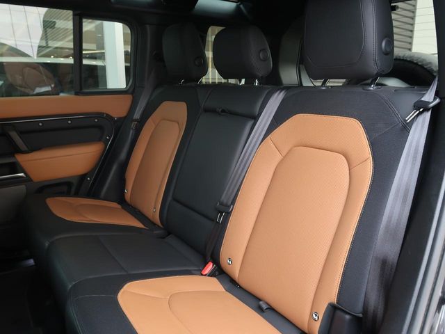 Land Rover Defender 9