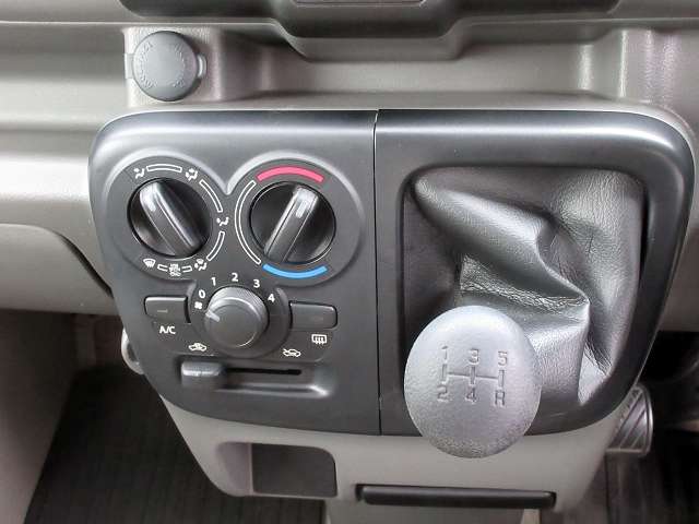 Nissan NV100 Clipper 11