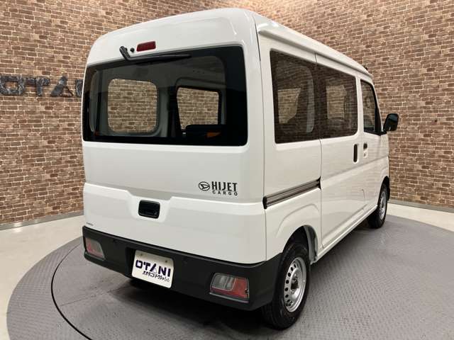 Daihatsu Hijet Cargo 12