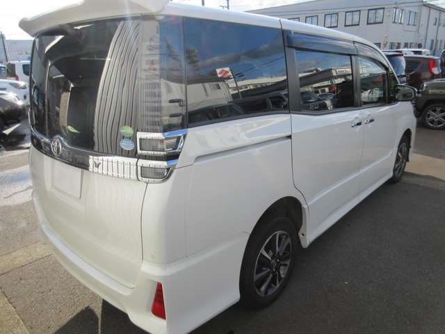 Toyota Voxy 4
