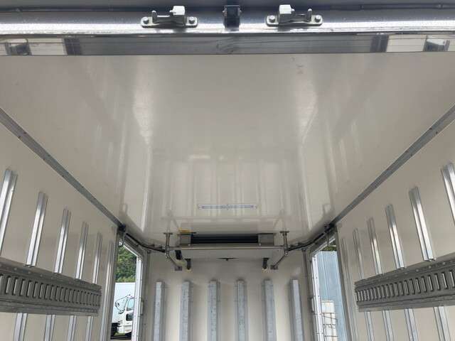 Mitsubishi Fuso Canter 9