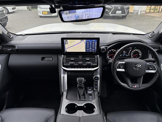 Toyota Land Cruiser 300 2