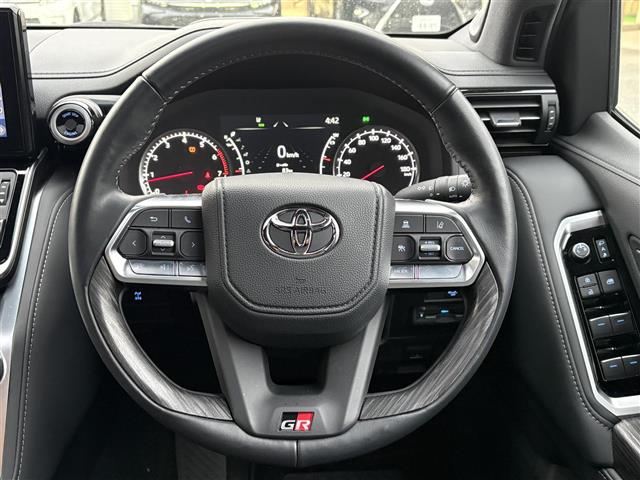 Toyota Land Cruiser 300 3