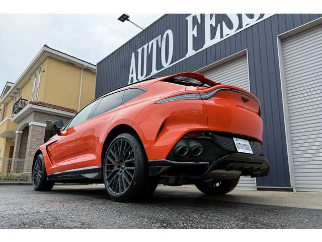 Aston Martin DBX 11