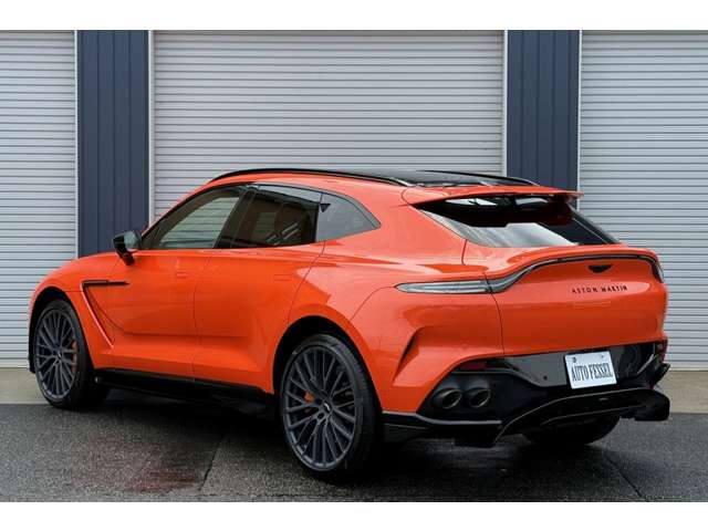 Aston Martin DBX 4