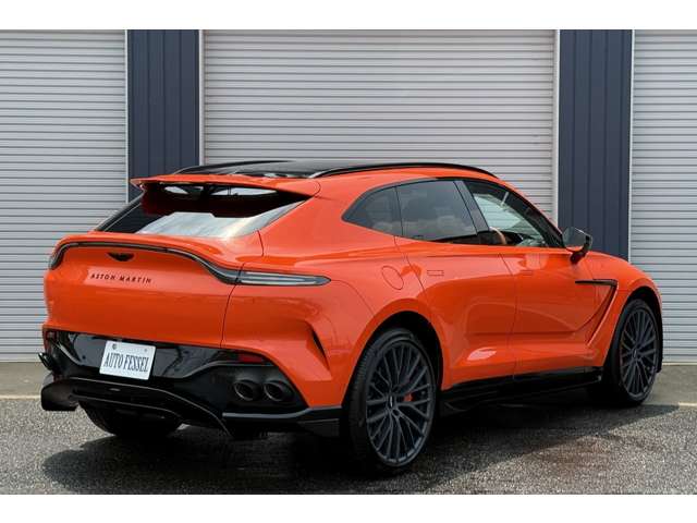 Aston Martin DBX 8