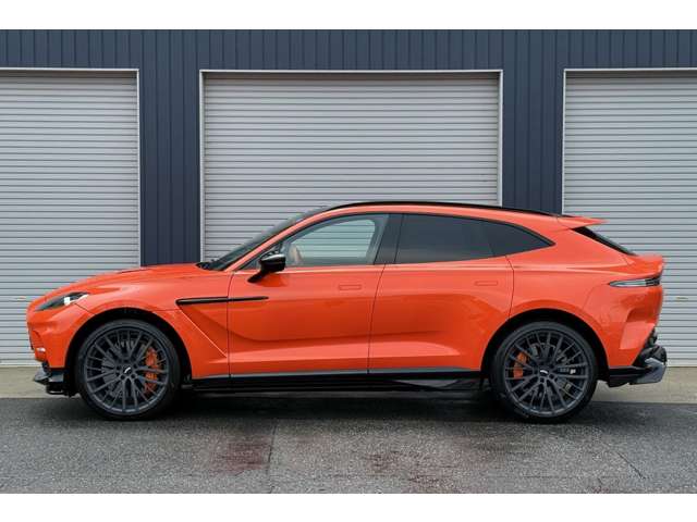 Aston Martin DBX 9