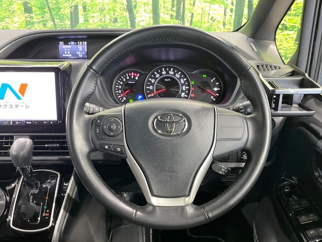 Toyota Voxy 12