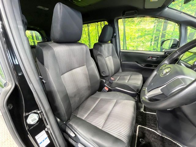 Toyota Voxy 8