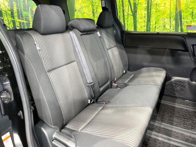 Toyota Voxy 9