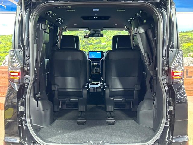 Toyota Voxy 11