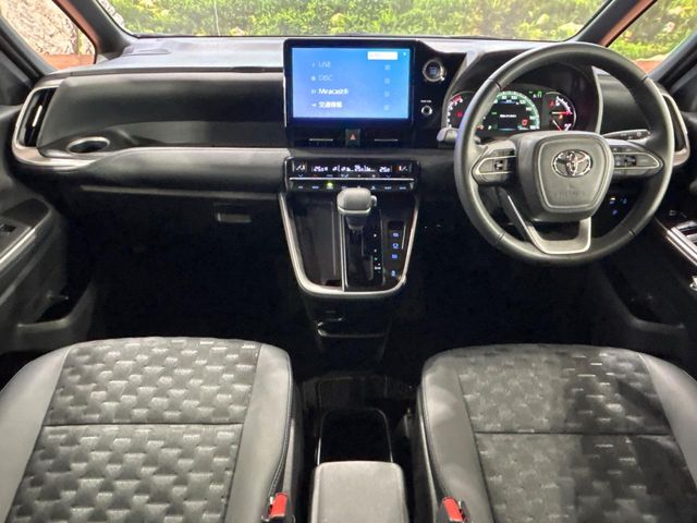 Toyota Voxy 2