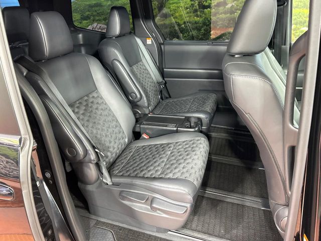 Toyota Voxy 9