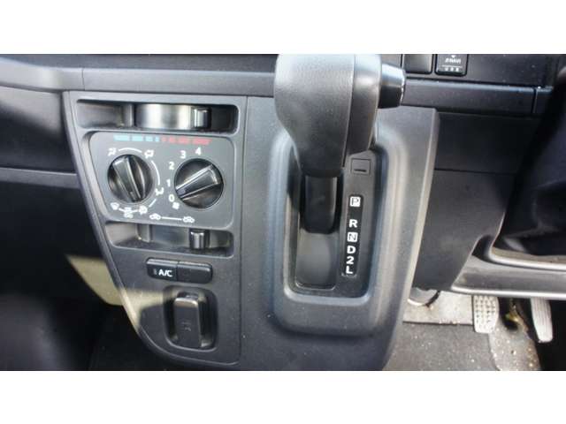Daihatsu Hijet Deck Van 9