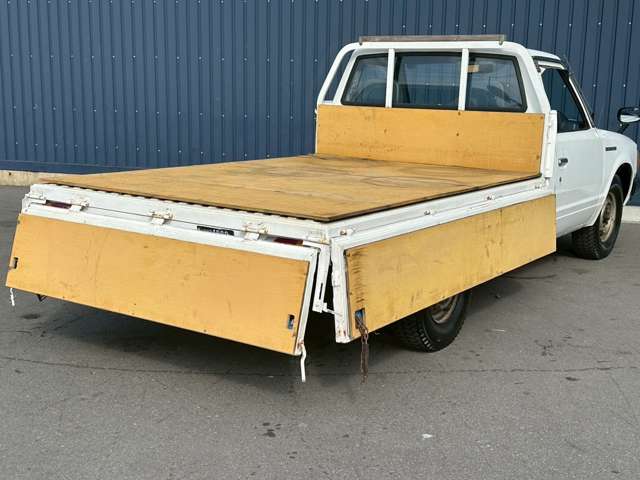 Nissan Datsun 12