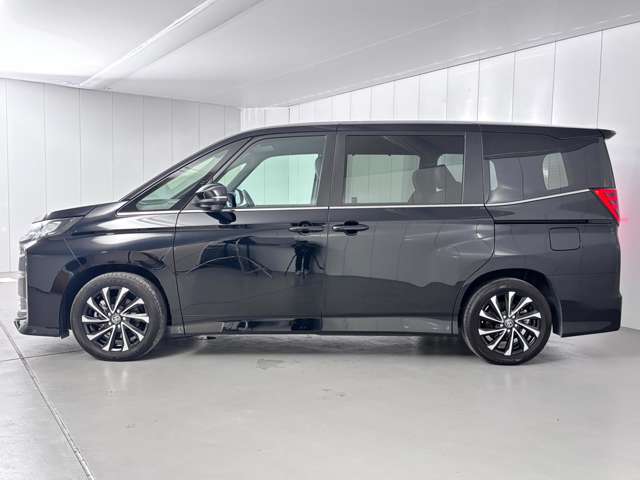 Toyota Noah 4
