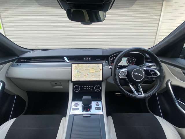 Jaguar F-Pace 6