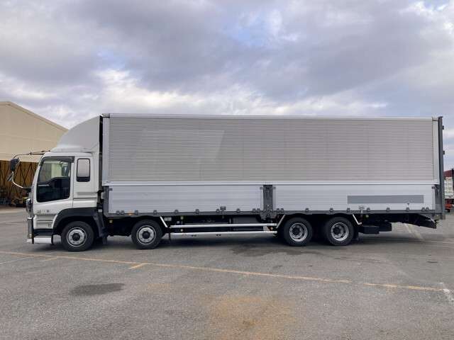 Isuzu Giga 4