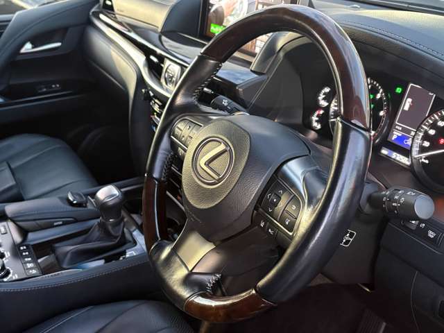 Lexus LX 8