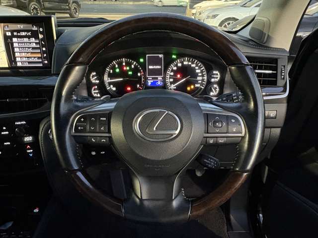 Lexus LX 9