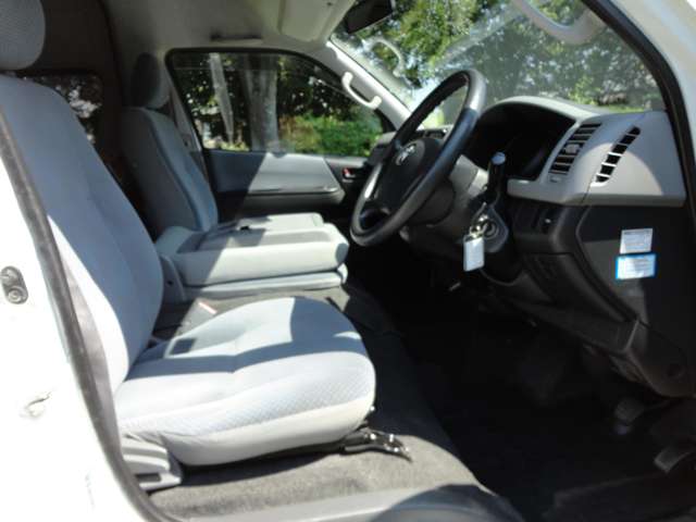 Toyota Hiace Commuter 12