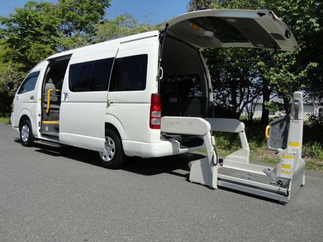 Toyota Hiace Commuter 2