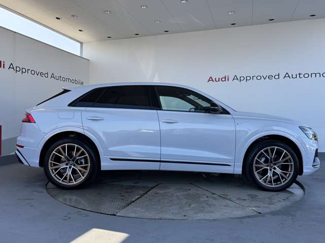 Audi Q8 6