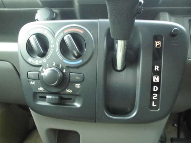 Nissan NV100 Clipper 11