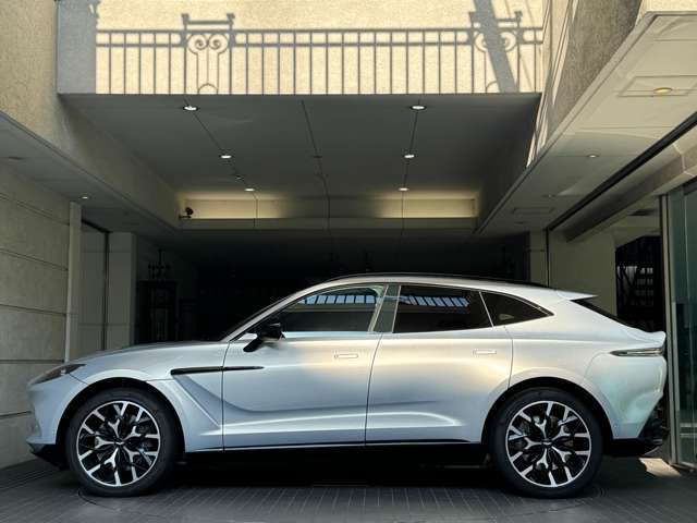 Aston Martin DBX 4
