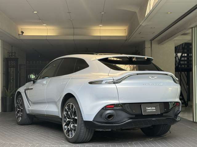Aston Martin DBX 5