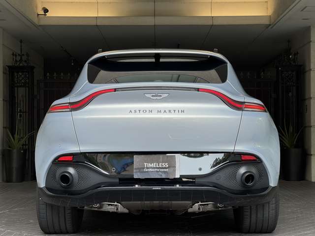 Aston Martin DBX 6